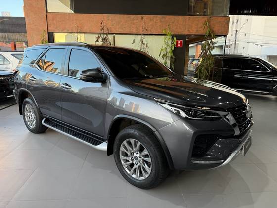 TOYOTA HILUX SW4 2.8 D-4D TURBO DIESEL SRX 7L 4X4 AUTOMÁTICO